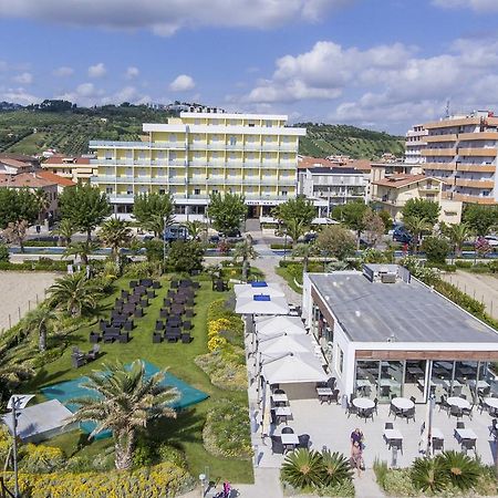 Hotel Atlas Алба Адриатика Екстериор снимка