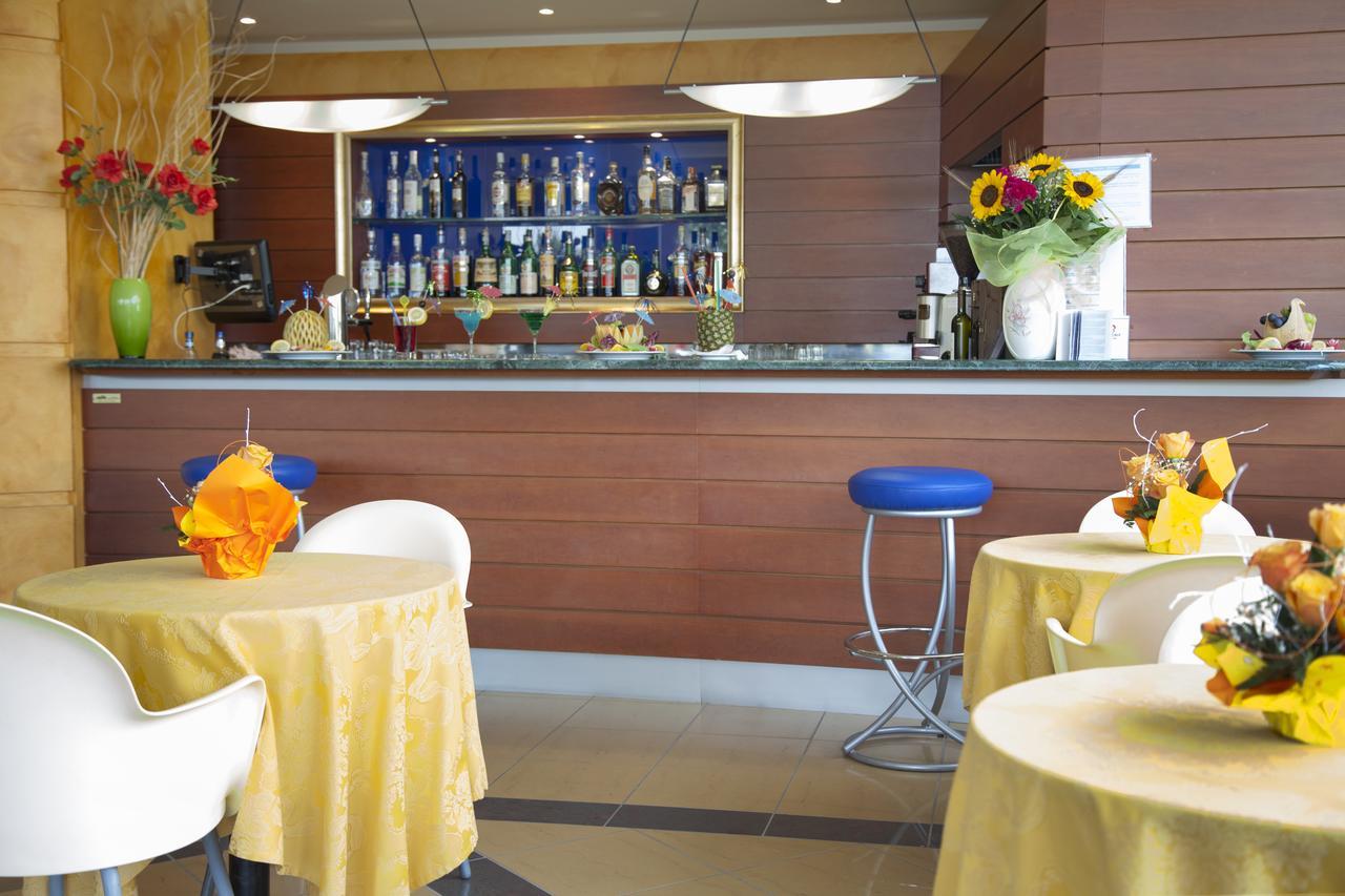 Hotel Atlas Алба Адриатика Екстериор снимка