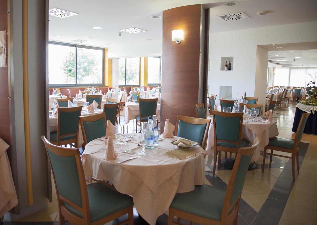 Hotel Atlas Алба Адриатика Екстериор снимка