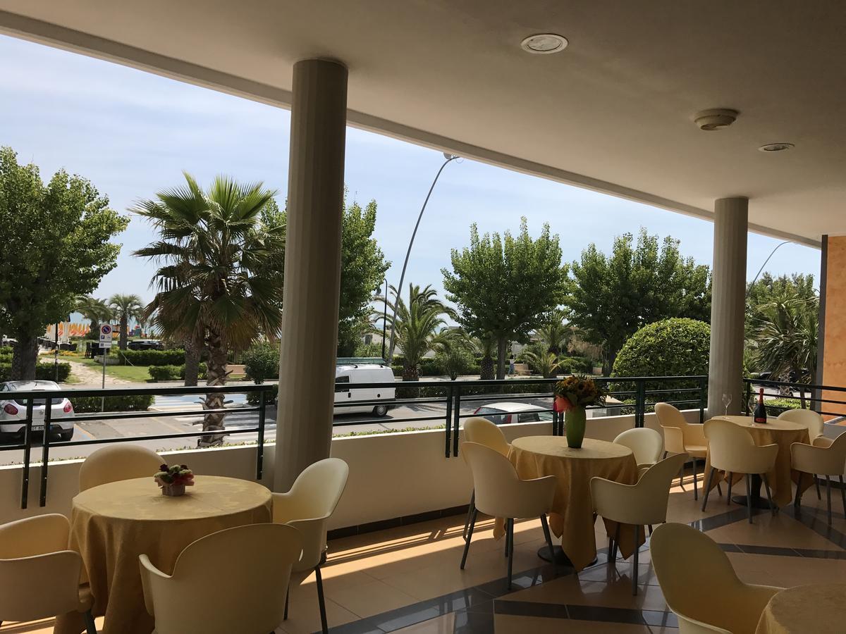 Hotel Atlas Алба Адриатика Екстериор снимка