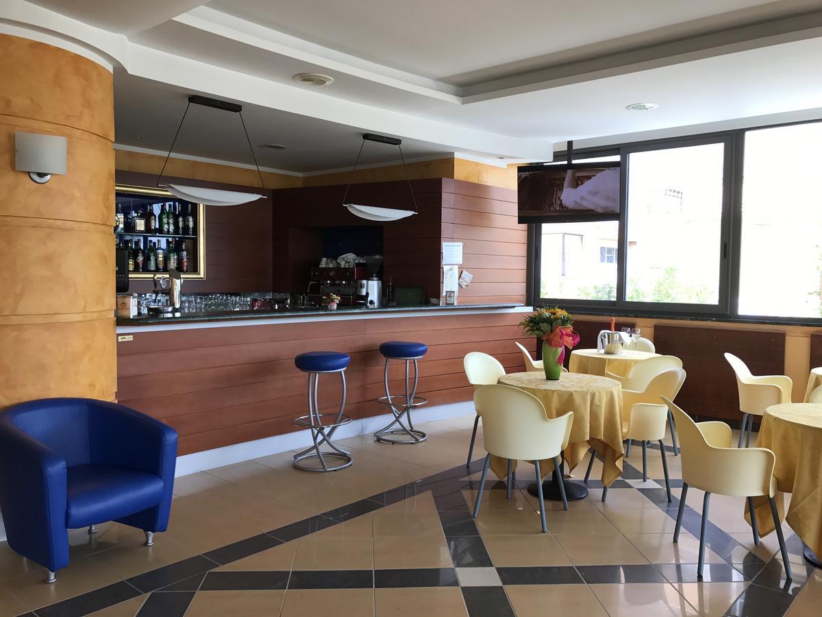 Hotel Atlas Алба Адриатика Екстериор снимка