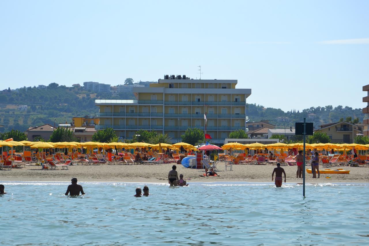 Hotel Atlas Алба Адриатика Екстериор снимка
