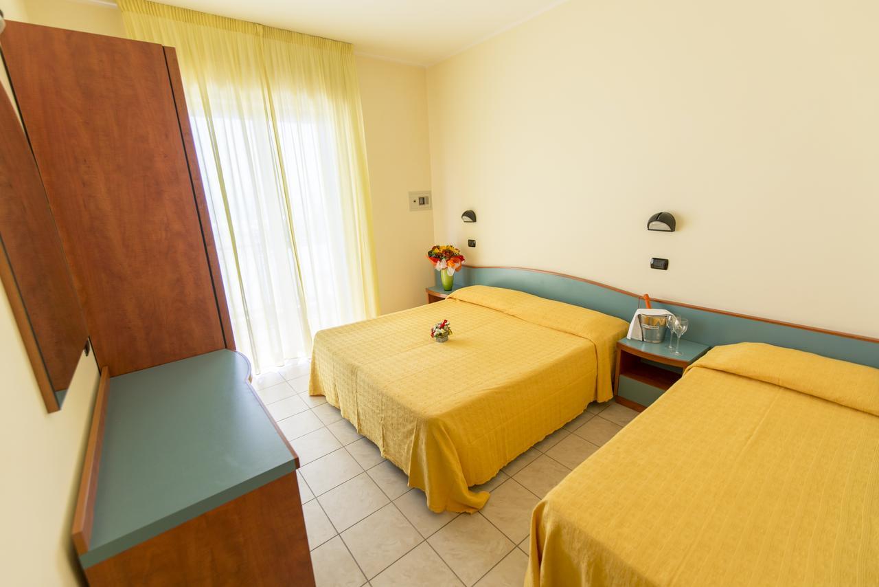 Hotel Atlas Алба Адриатика Екстериор снимка