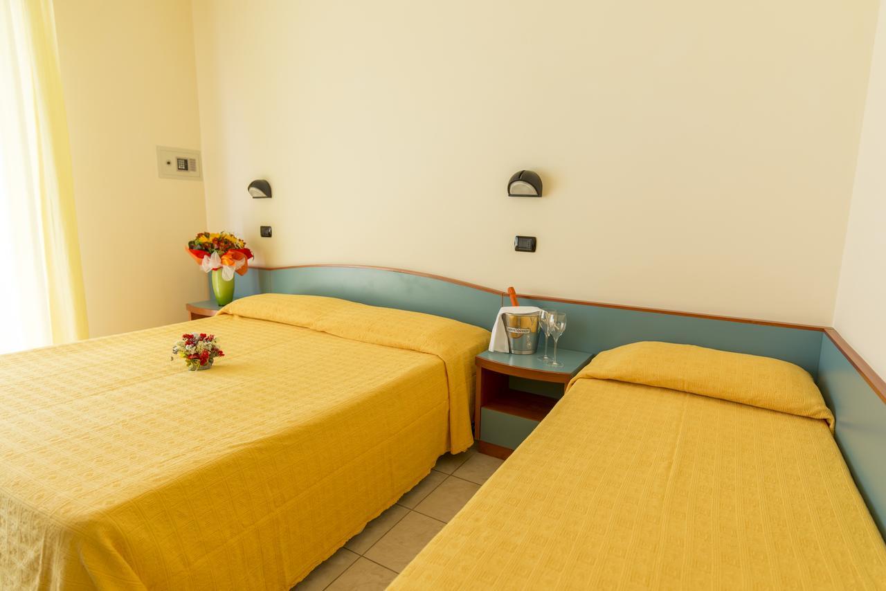 Hotel Atlas Алба Адриатика Екстериор снимка