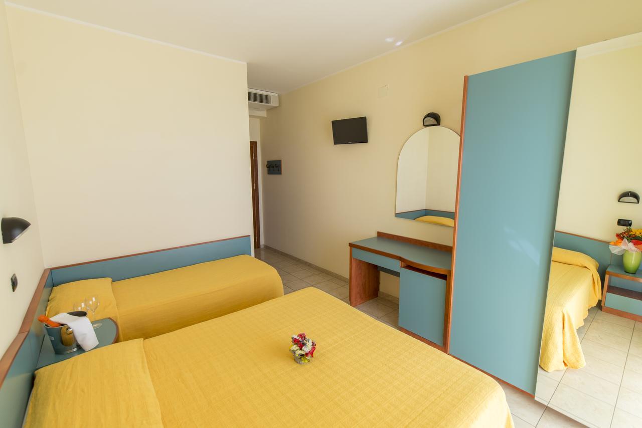 Hotel Atlas Алба Адриатика Екстериор снимка