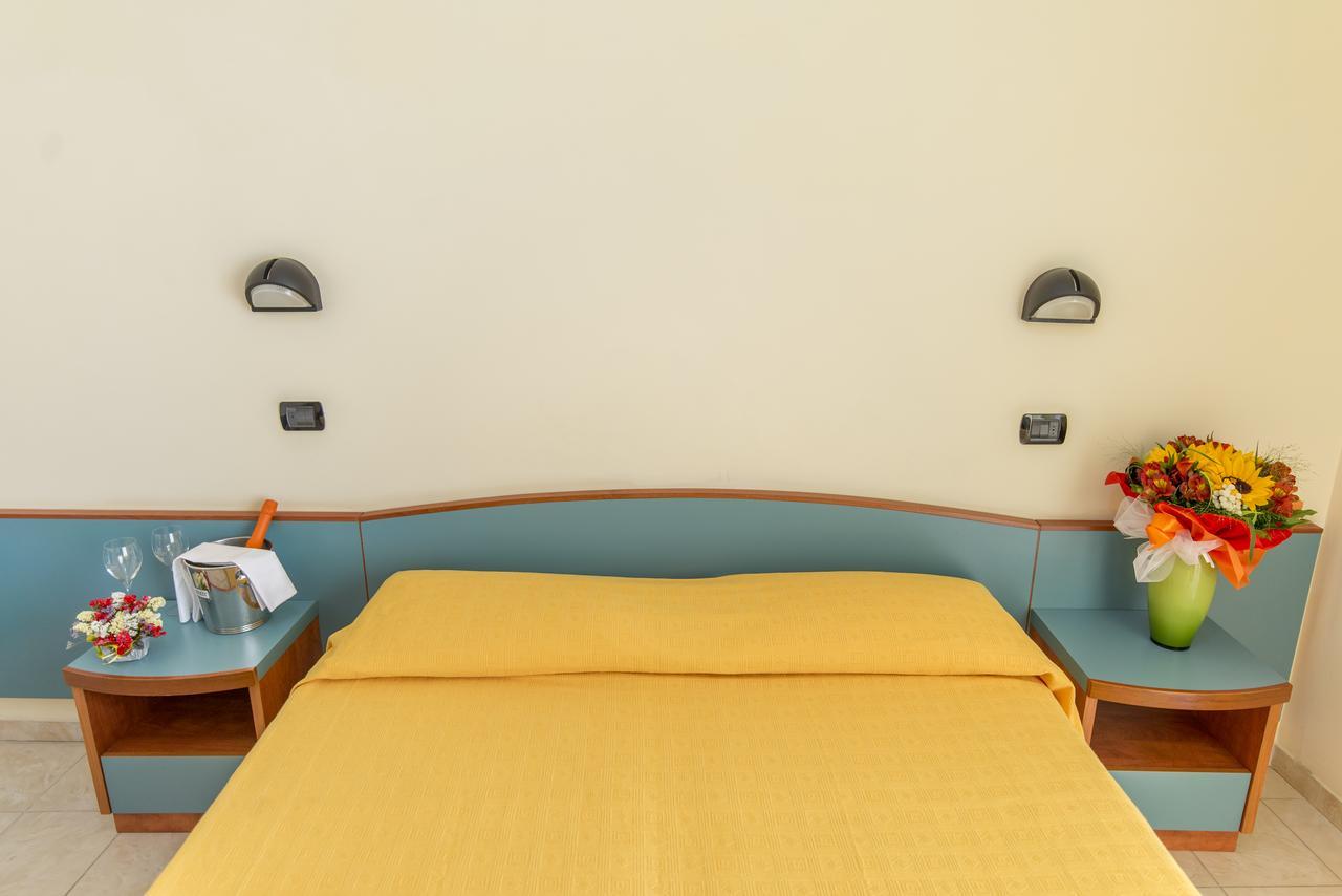Hotel Atlas Алба Адриатика Екстериор снимка