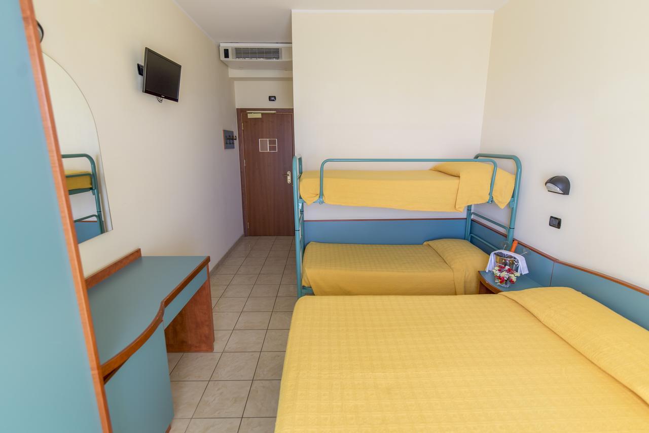 Hotel Atlas Алба Адриатика Екстериор снимка
