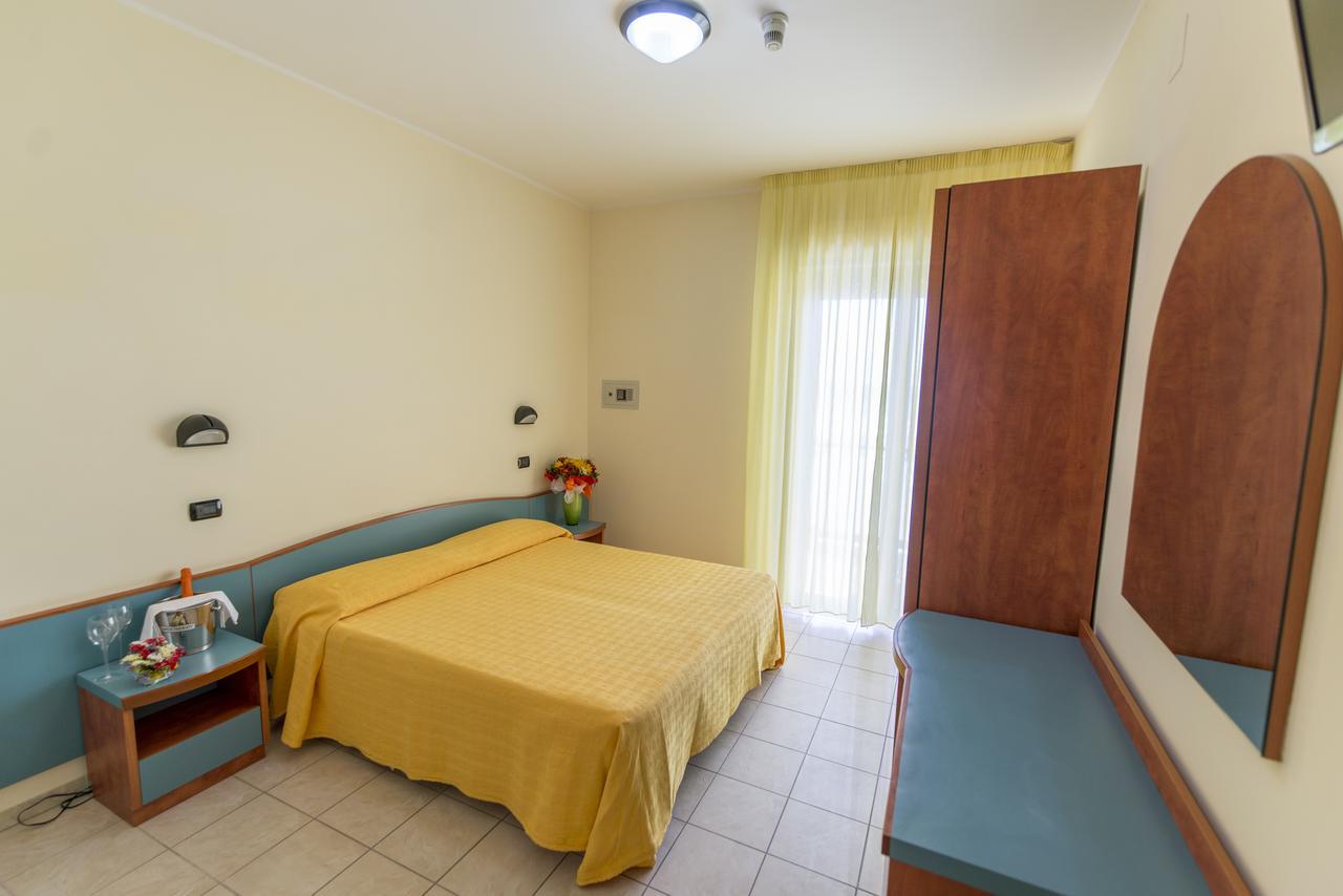 Hotel Atlas Алба Адриатика Екстериор снимка