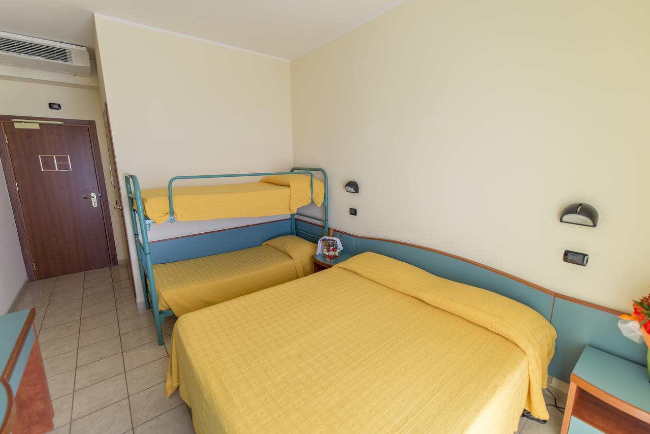 Hotel Atlas Алба Адриатика Екстериор снимка