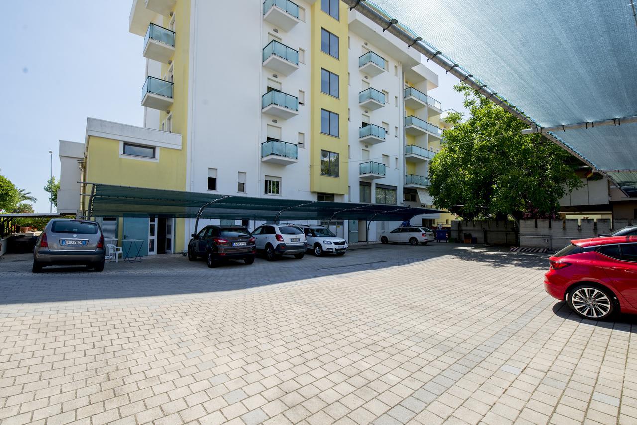 Hotel Atlas Алба Адриатика Екстериор снимка